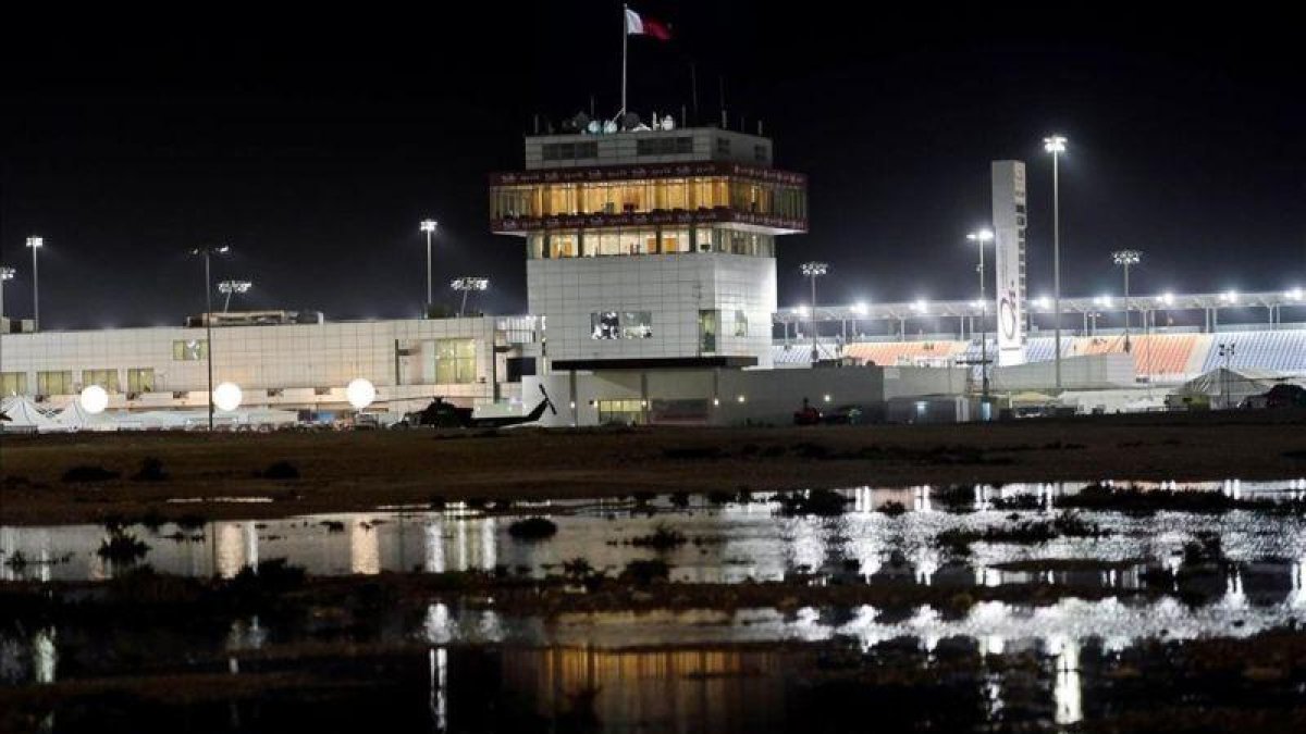 El circuito de Losail, inundado tras las lluvias que han impdido disputar las sesiones de calificación del Mundial de motociclismo.-EFE / NOUSHAD THEKKAYIL