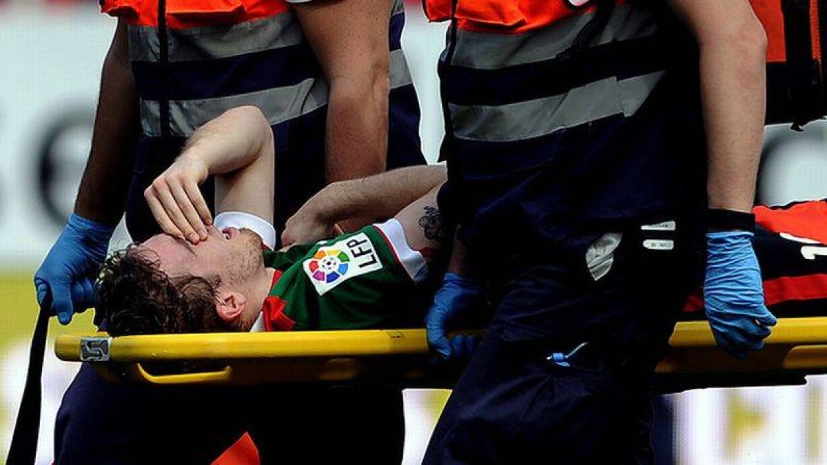 Iker Muniain es retirado en camilla tras lesionarse de gravedad ante el Sevilla en el Sánchez Pizjuan.-Foto: EFE / CRISTINA QUICLER
