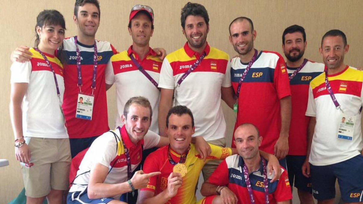 Carlos Barbero (abajo a la izquierda) con los miembros de la selección española.-