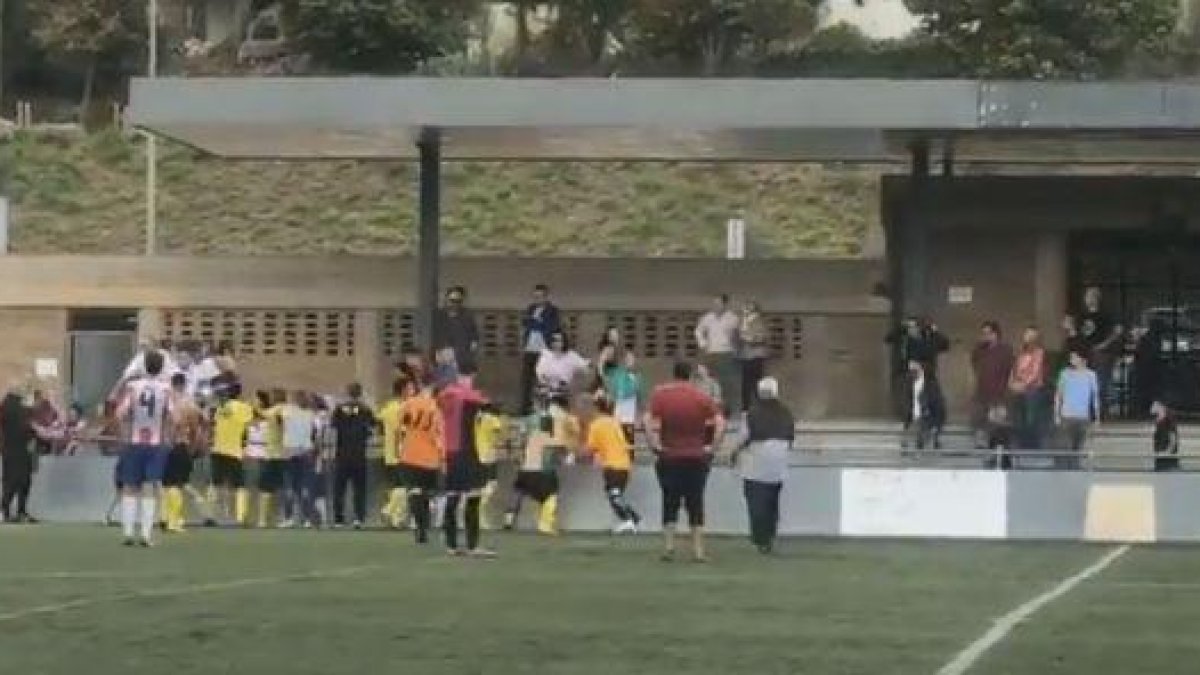 Tángana tras el partido en San Pol de Mar.-TELEVISIÓ DE BADALONA