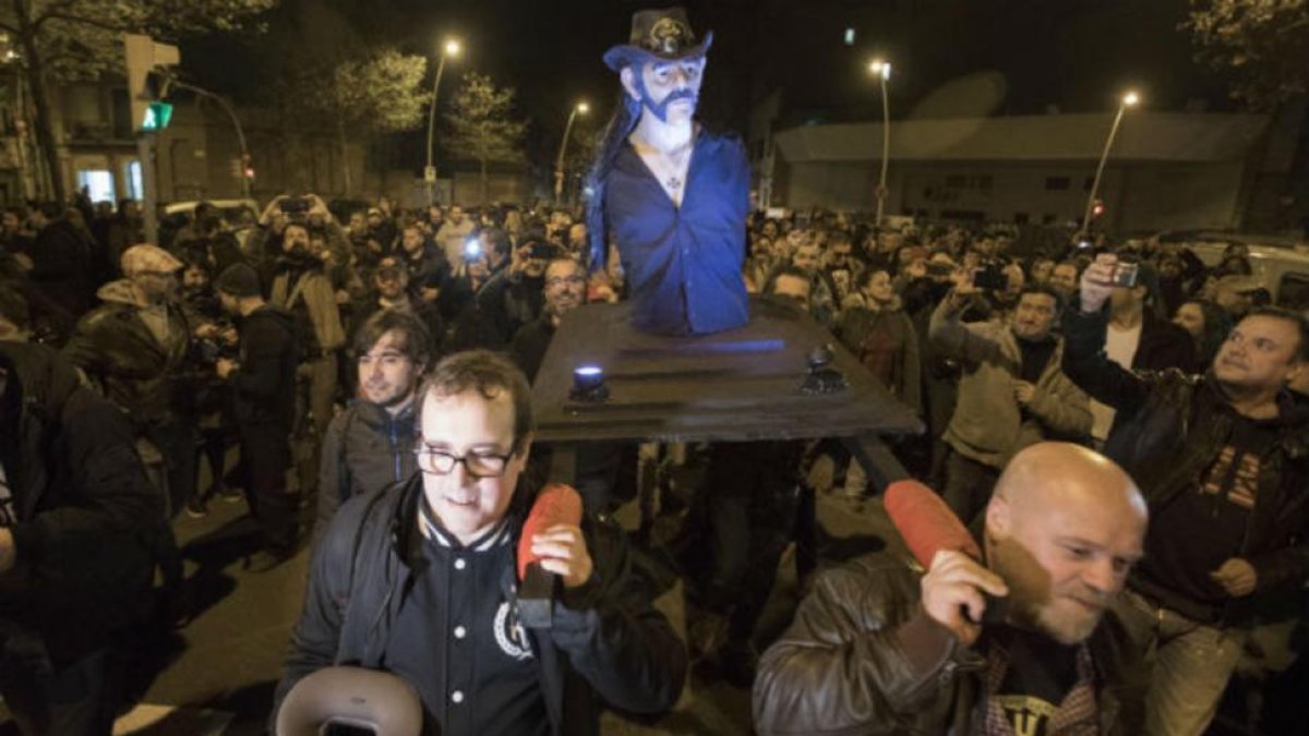 Procesión en honor de Lemmy Kilmister, en Poblenou.-FERRAN NADEU