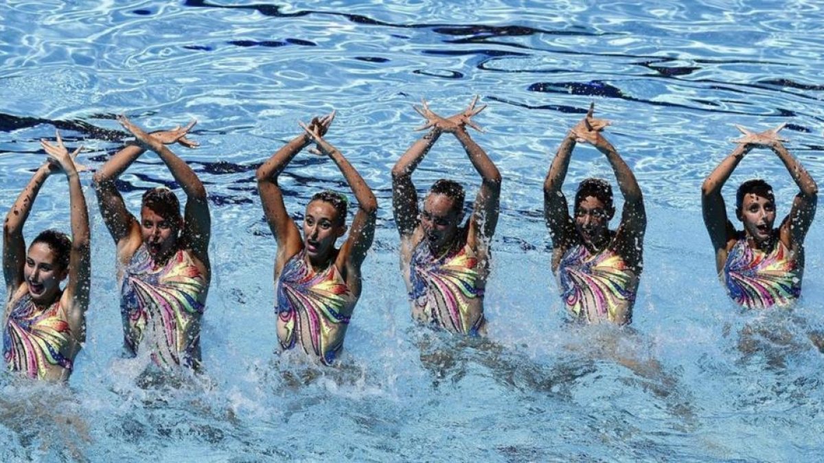 El equipo español de sincro, en un momento de la final-ALBERTO ESTEVEZ / EFE