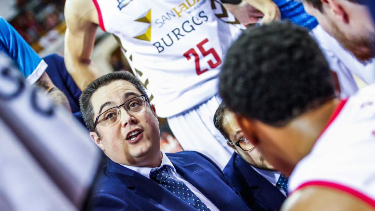 Epi da instrucciones a los suyos durante un tiempo muerto.-ACB PHOTO / E. CASAS