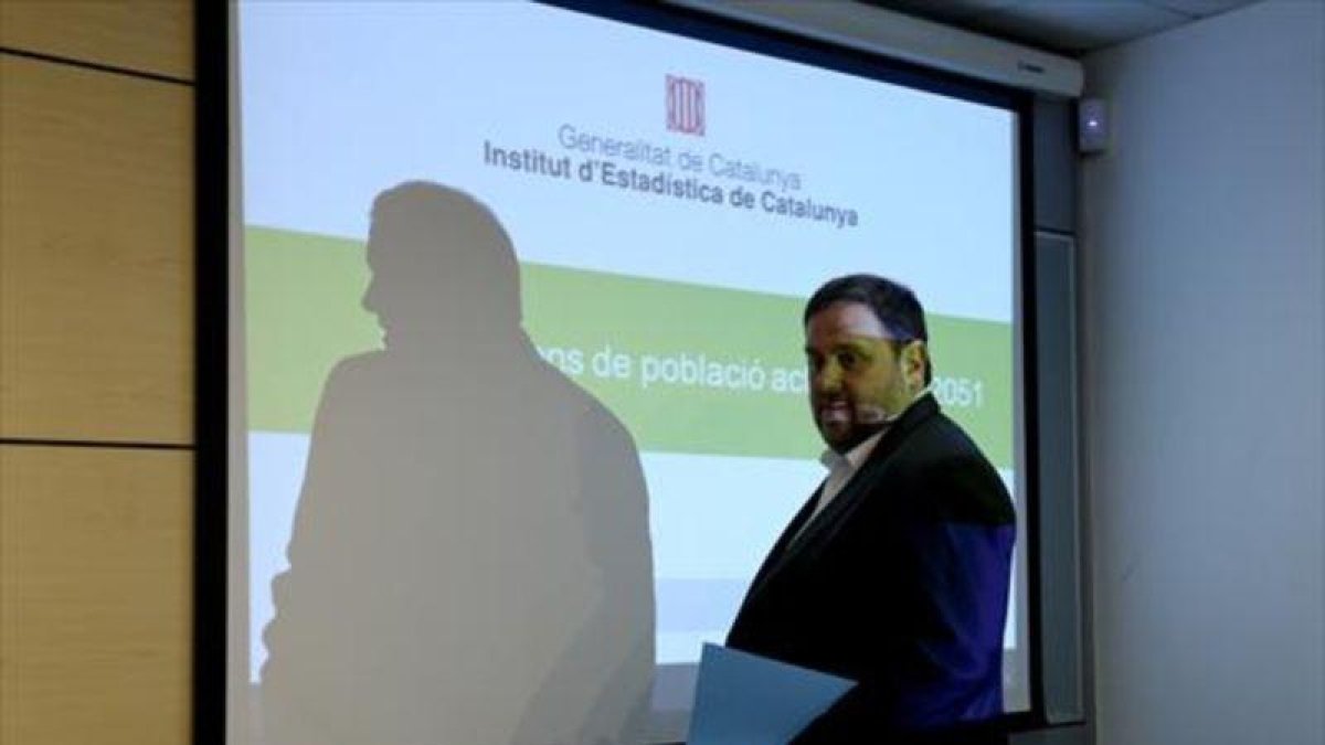 Oriol Junqueras, durante un acto en la Conselleria dEconomia antes de su cese y encarcelamiento-DANNY CAMINAL
