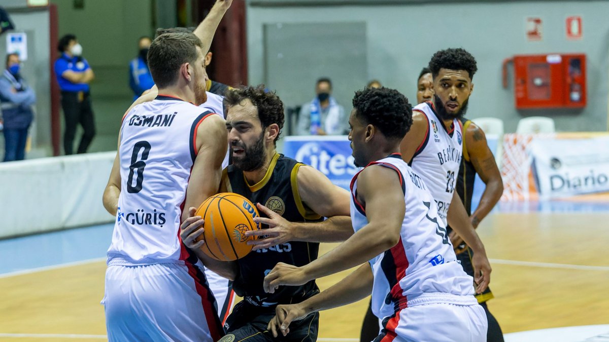 Benite abre la puerta entre la defensa del Besiktas. SANTI OTERO