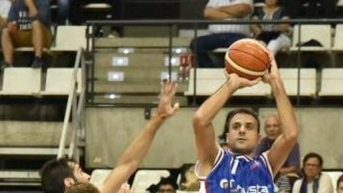 Ruiz de Galarreta lanza a canasta en un partido con el Clavijo.-PASCUAL CÁNDIDO / FEB