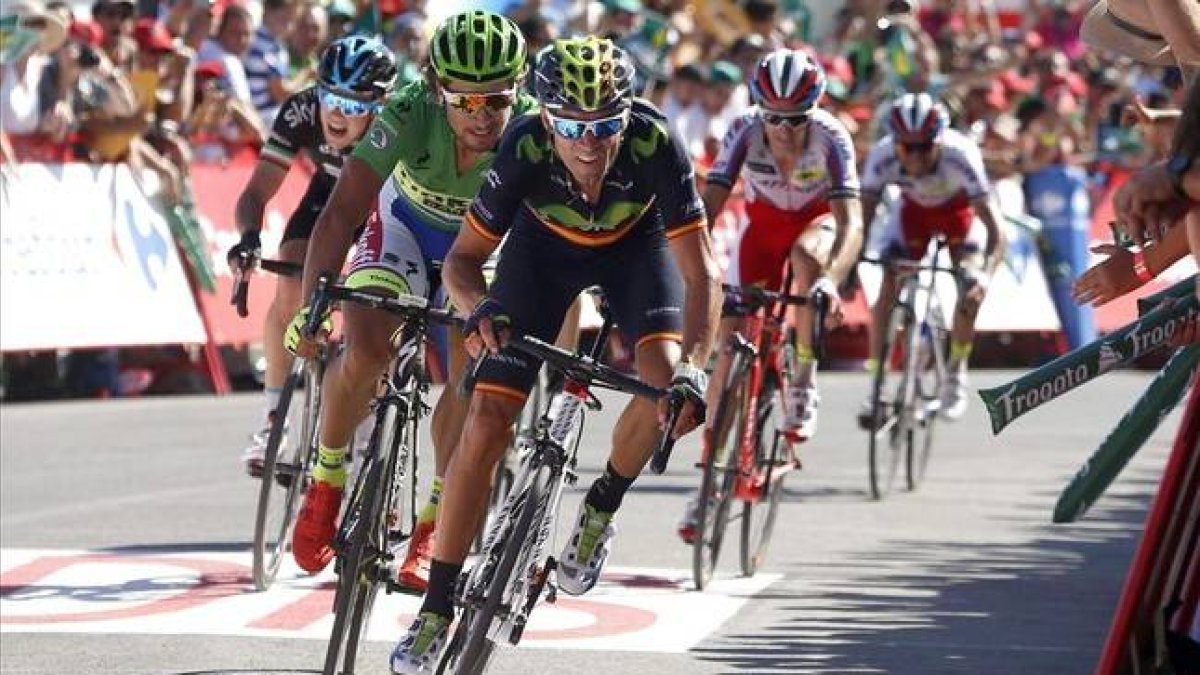 Valverde, en los últimos metros antes de cruzar la meta de la etapa que ha finalizado en Vejer.-Foto: EFE / JAVIER LIZÓN