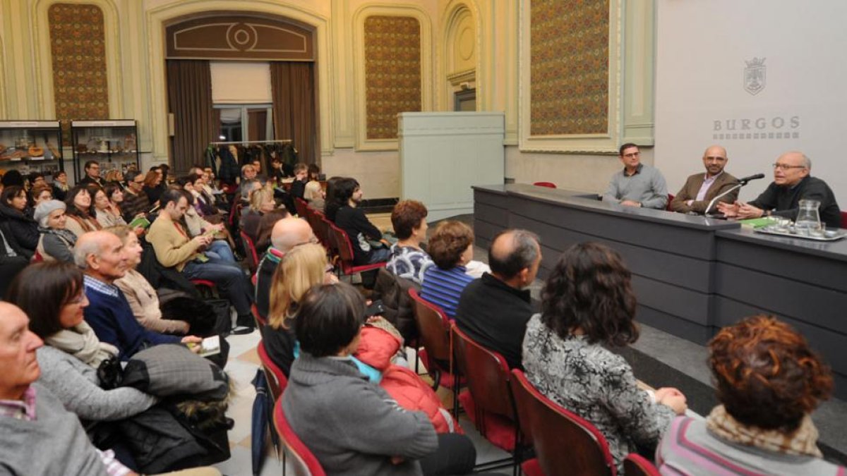 La Sala Polisón se llenó de amigos y lectores del escritor burgalés.-Israel L. Murillo