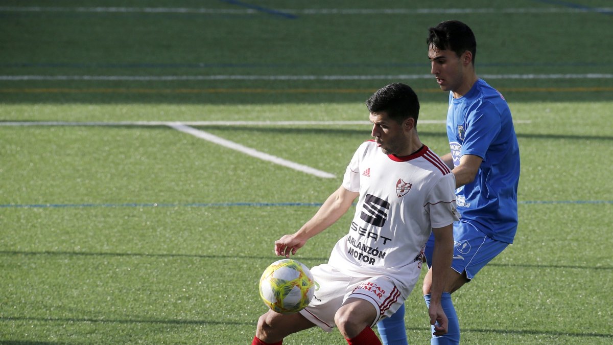 Manzano controla el balón en un partido del Seat Arlanzón Motor del pasado curso. SANTI OTERO