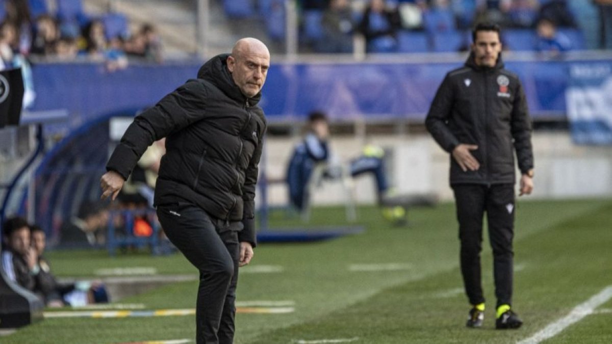 Julián Calero controla un balón perdido en El Tartiere. LALIGA