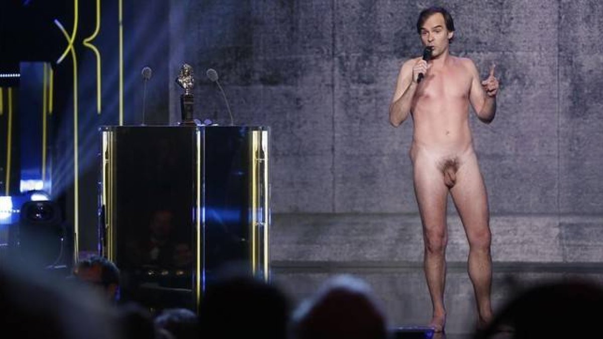 Sébastien Thiéry, desnudo, durante la gala de los Molière.-Foto: AFP( THOMAS SAMSON