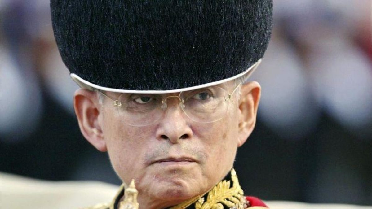El rey Bhumibol de Tailandia, en una fotografía del 2003.-EFE / VINAI DITHAJOHN