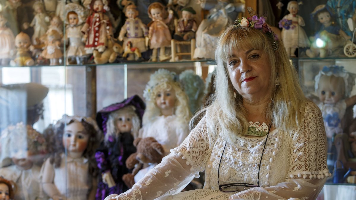 La muñequera Julia Delgado posa en su casa taller con algunas de sus piezas. SANTI OTERO