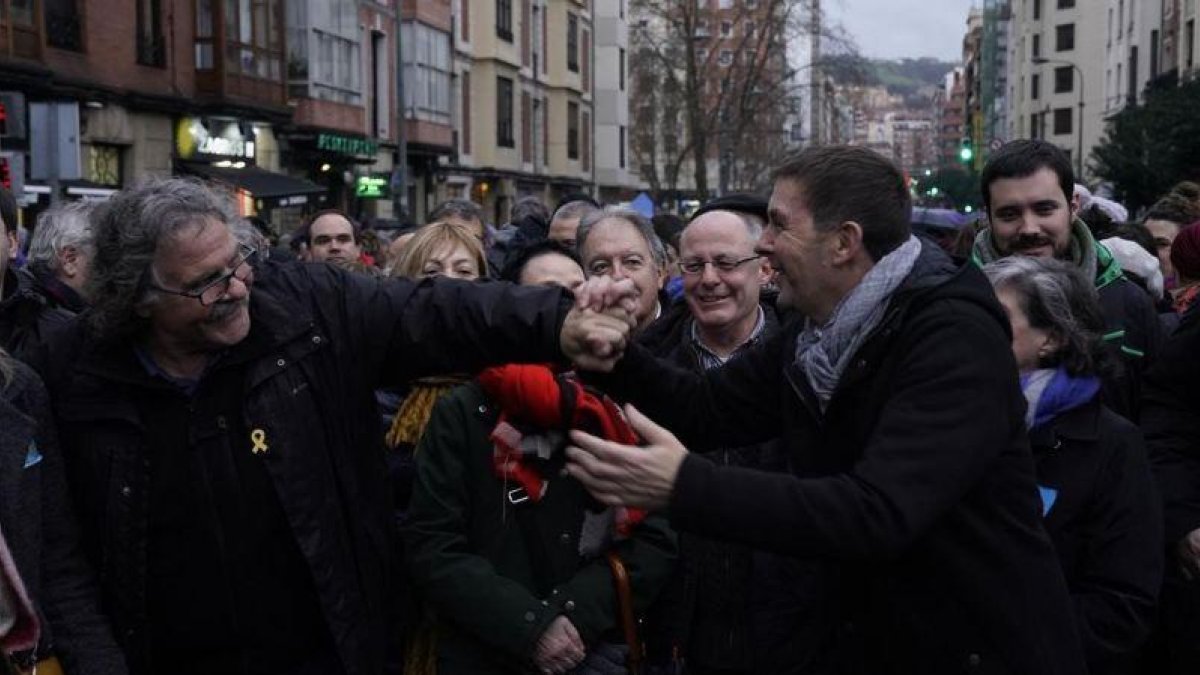 El portavoz de ERC en el Congreso, Joan Tardà, saluda al líder de Bildu, Arnaldo Otegi, en una manifestación el pasado 12 de enero.-VINCENT WEST