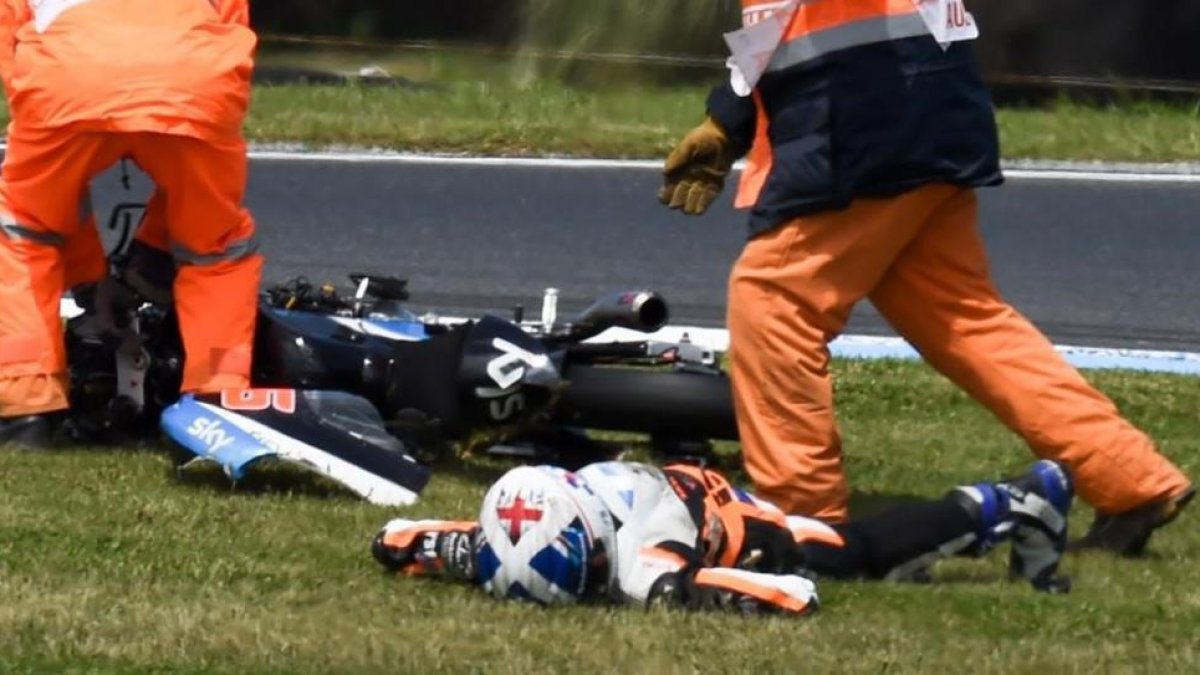 El cuerpo inerte del inglés John McPhee tras ser terriblemente golpeado por la moto del italiano Andrea Migno.-AFP / SAEED KHAN