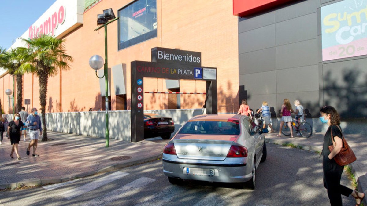 Los delincuentes actúan en las zonas de aparcamiento de los centros comerciales. ISRAEL L. MURILLO
