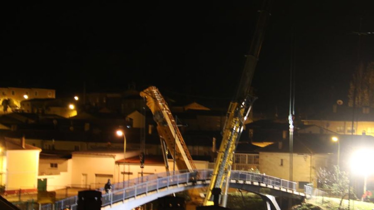 La autovía fue cortada minutos después de las diez de la noche.-ELIA RUIZ