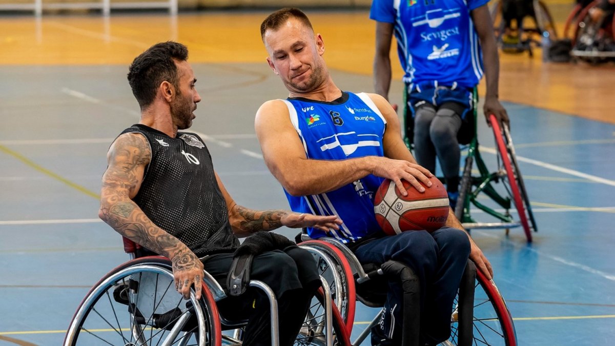 Macek sube el balón. SANTI OTERO