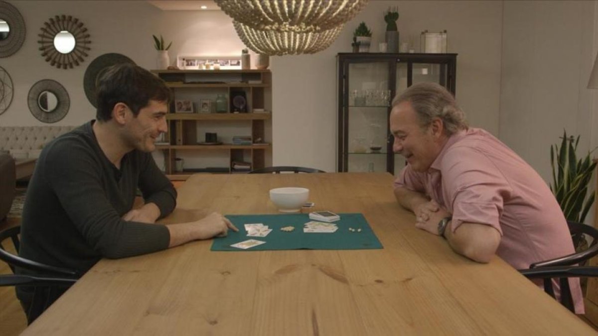 Bertín Osborne y el futbolista Iker Casillas, en uno de los capítulos de 'En la tuya o en la mía'.-