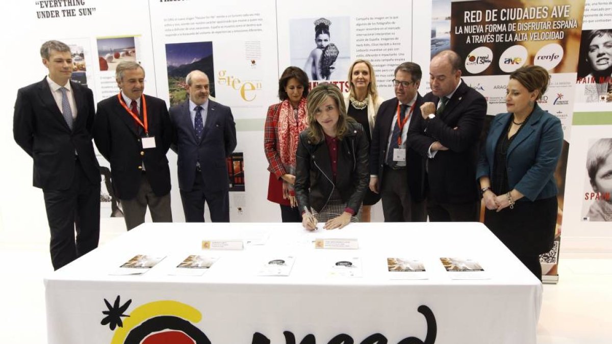 La consejera de Cultura y Turismo, Alicia García, firma el convenio para el protecto Avexperience, con Turespaña-Ical