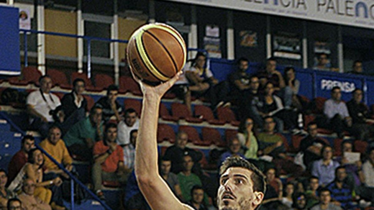 Fornas lanza a canasta ante Otegui en un Palencia-San Pablo de la pasada temporada.-MARÍA GONZÁLEZ / CB MIRAFLORES