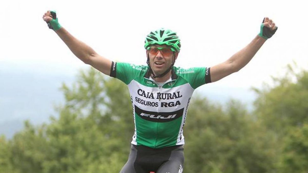 Manuel Sola celebra la victoria que consiguió en el Santuario de Oro en Murgia.-