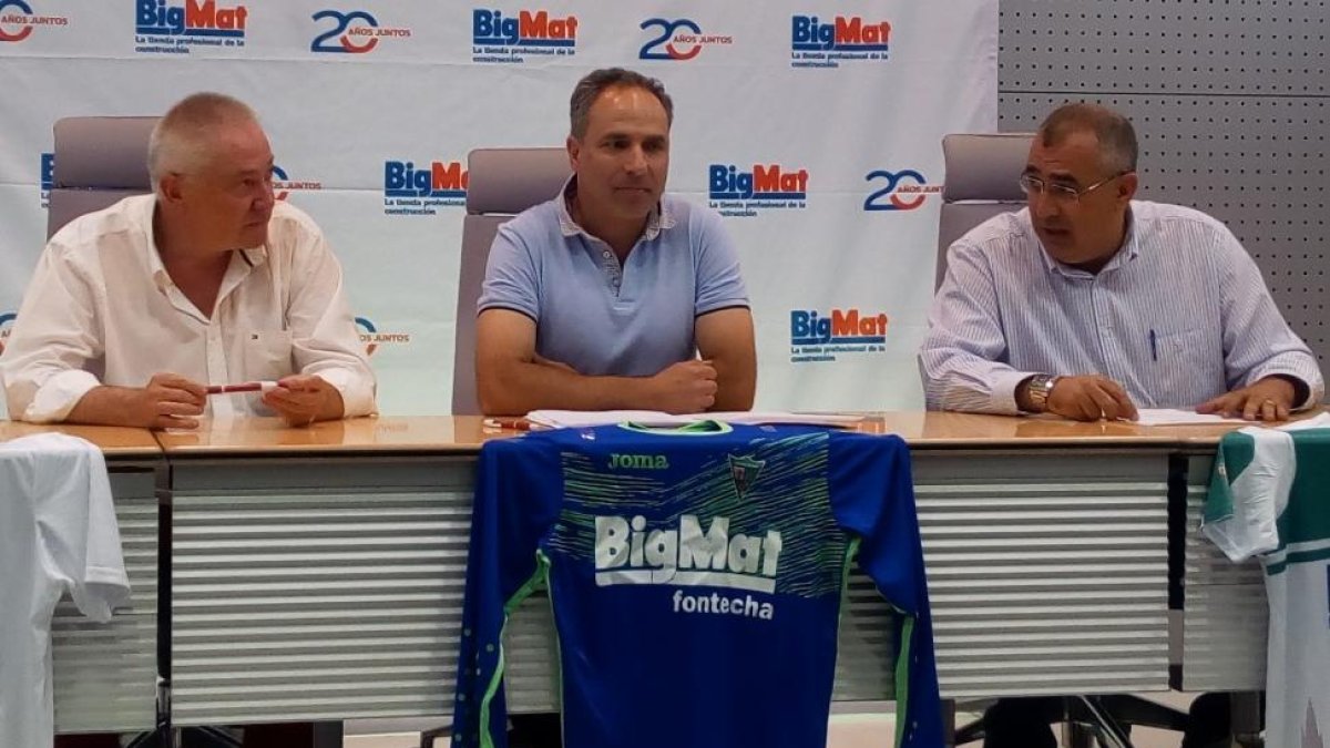 Momento de la presentación de Ramón Herreros 'Chino' como entrenador del BigMat Fontecha Juventud, ayer.-ECB