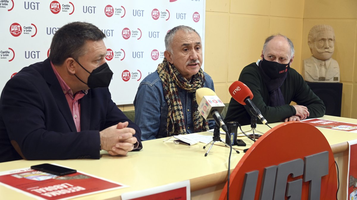 Pepe Álvarez (en el centro) durante su intervención. ICAL