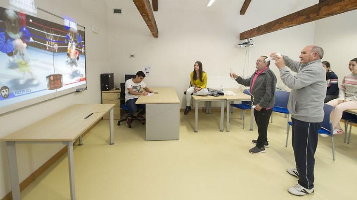 Dos personas participan en el I Concurso de videojuegos para personas con discapacidad.-ISRAEL L. MURILLO