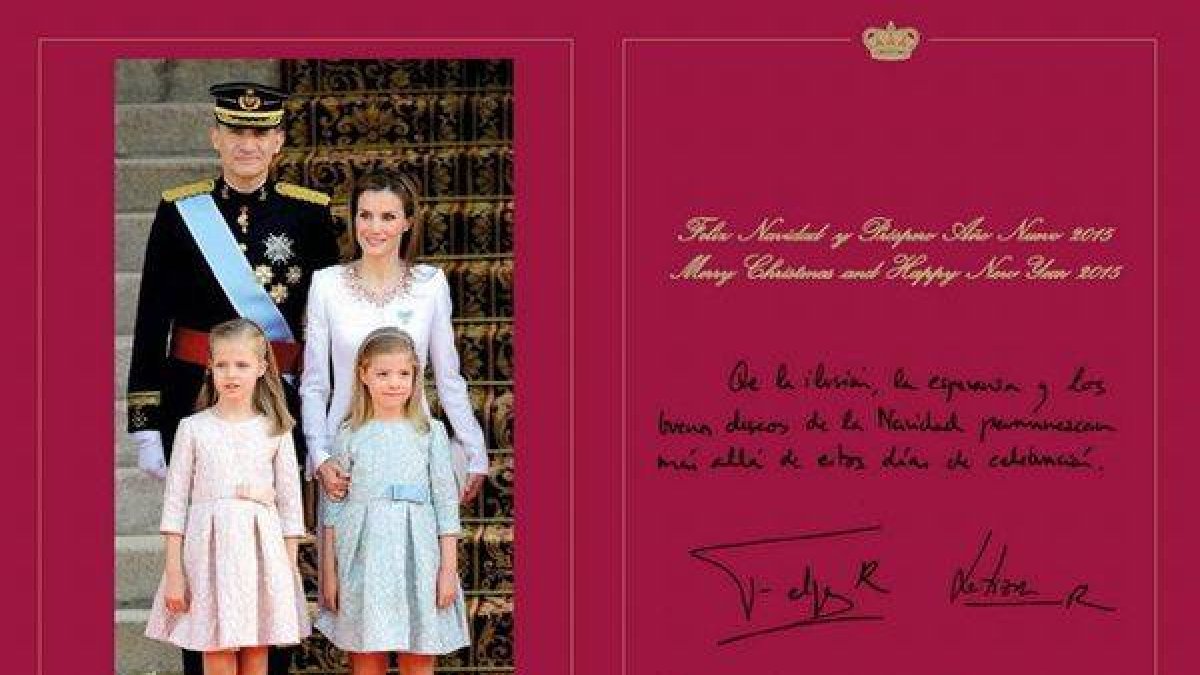 Interior de la postal, con una imagen de los Reyes y sus hijas el día de la coronación.-Foto: EFE