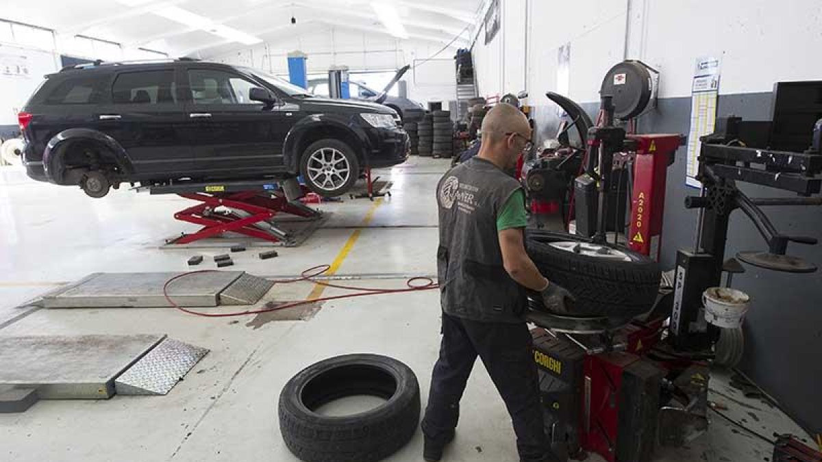 Loa talleres legales ascienden a 420 negocios oficiales dedicados especializados en coches y otros vehículos como tractores o autobuses.-ISRAEL L. MURILLO