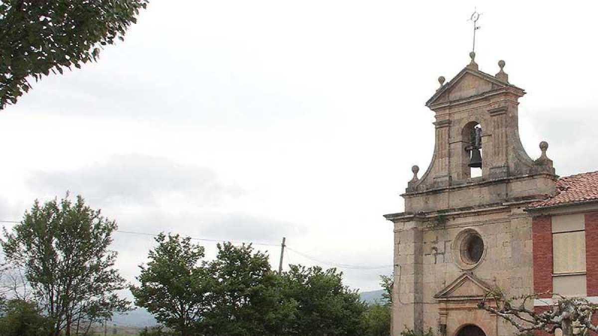 Los romeros, junto al santuario de la Virgen de Pedrajas.-G. GONZÁLEZ