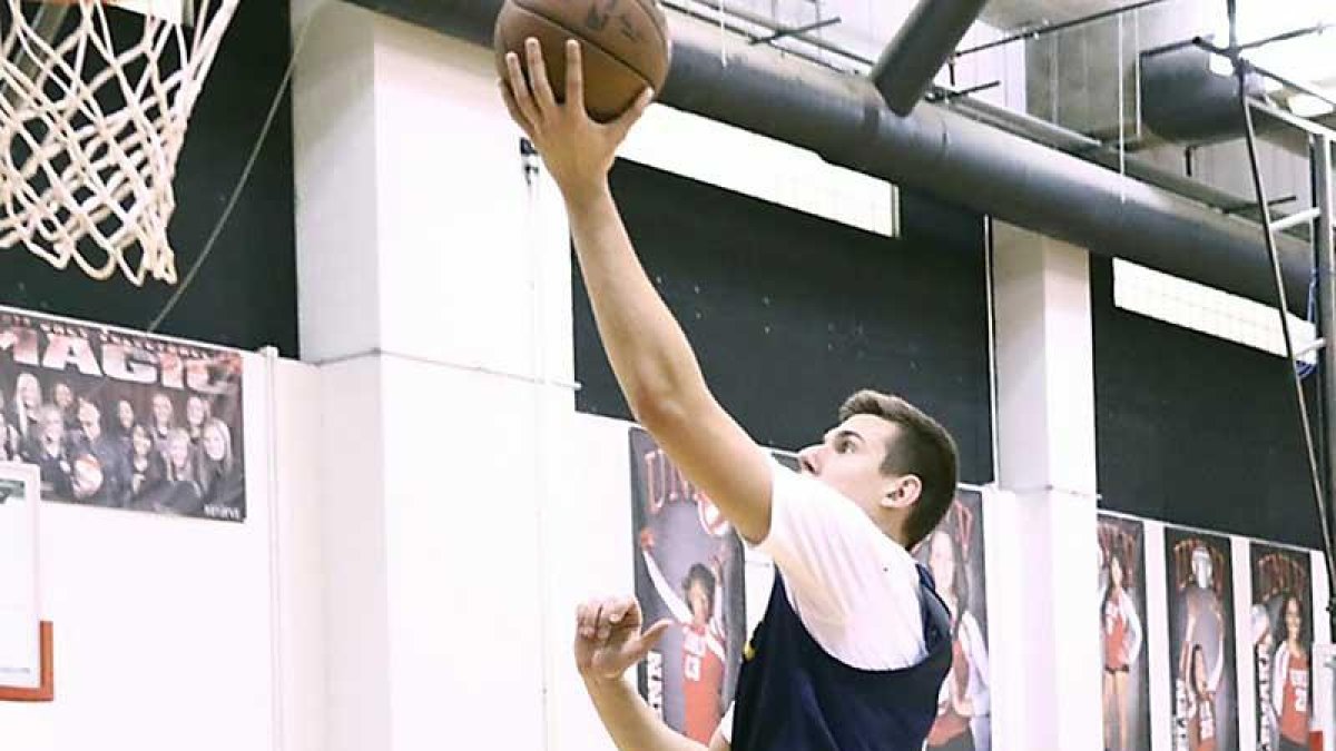 Cancar deja la bandeja en un entrenamiento con los Nuggets.-TWITTER / @NUGGETS