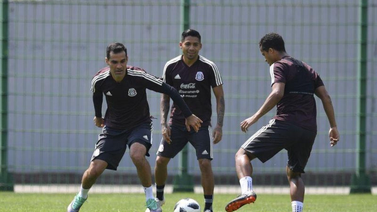 Márquez, a la izquierda, sin publicidad en su camiseta, en el último entrenamiento de México.-YURI CORTEZ (AFP)