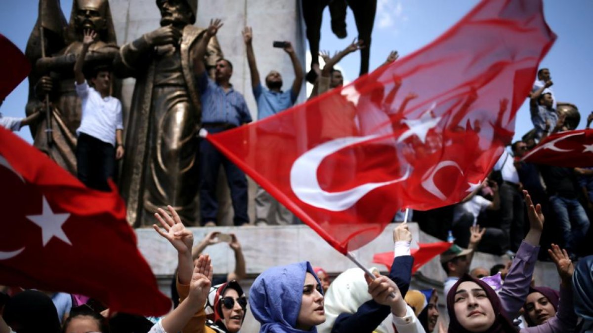 Partidarios de Erdogan en el parque Sarachane de Estambul.-ALKIS KONSTANTINIDIS / REUTERS