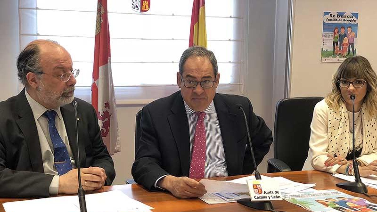 Arturo Almansa, Baudilio Fernández Mardomingo y María Antonia Paniego, gerente de Servicios Sociales.-ECB