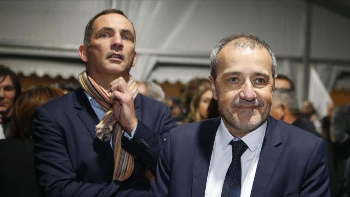 Los líderes de la coalición nacionalista corsa Gilles Simeoni (izquierda) y Jean- Guy Talamoni, en un mitin en Bastia.-/ AFP / PASCAL POCHARD-CASABIANCA