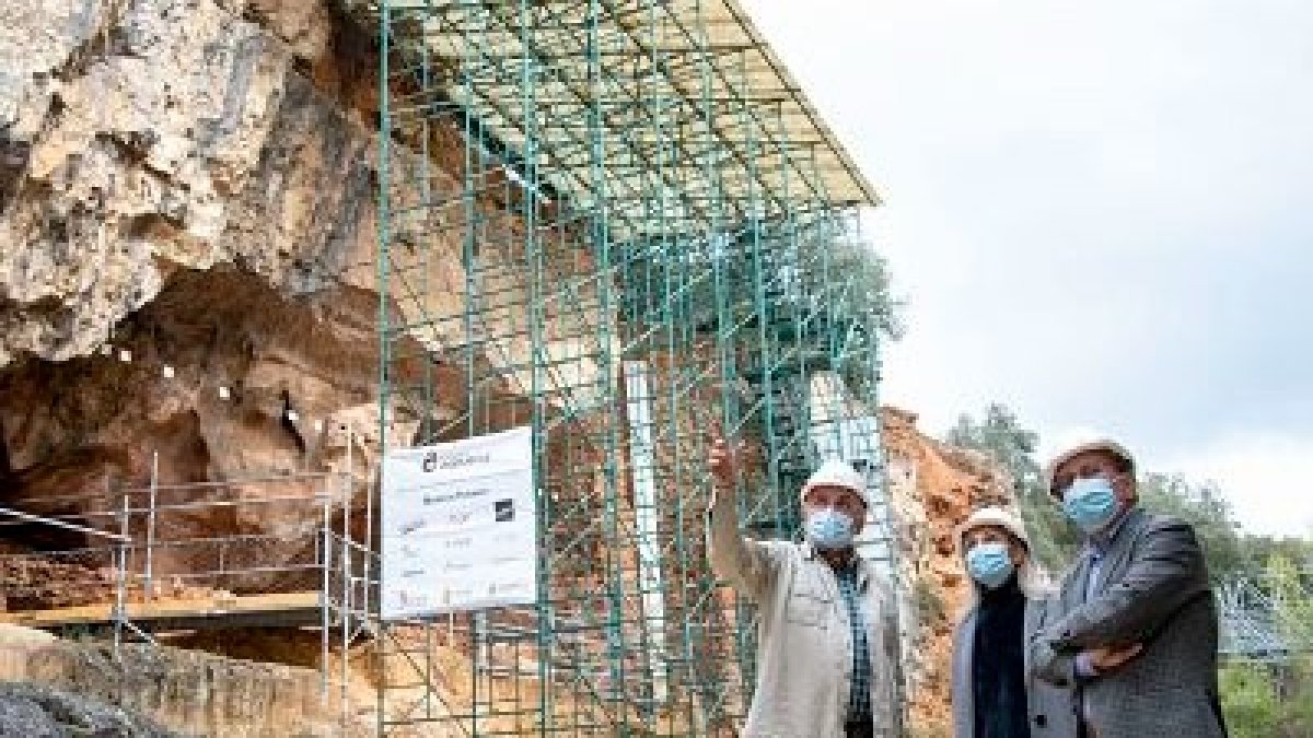 Eudald Carbonell, Belén Martíny Javier Gutiérrez, en los yacimientos. Susana Santamaría / Fundación Atapuerca