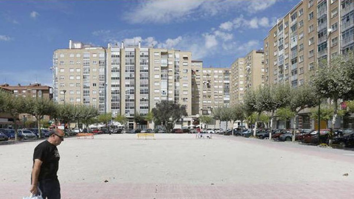 La plaza de San Bruno presenta este aspecto desde que se demolió el mercado.-RAÚL G. OCHOA