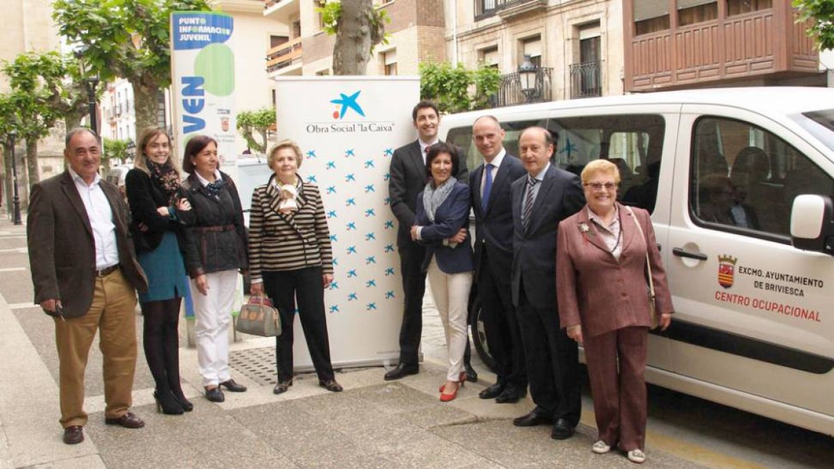 El nuevo vehículo donado al Centro Ocupacional beneficiará a los alumnos de la comarca.-G. G.