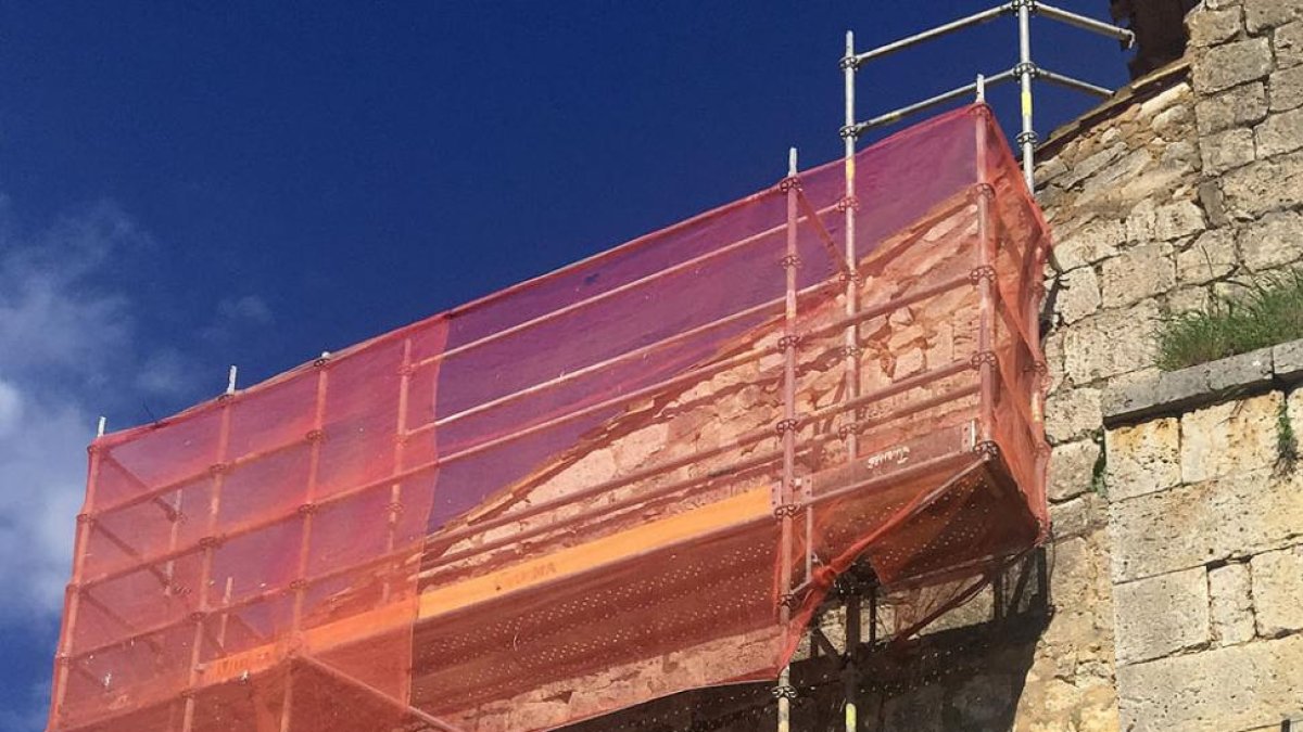 Los andamios ya están colocados para realizar la mejora en el templo.-ECB