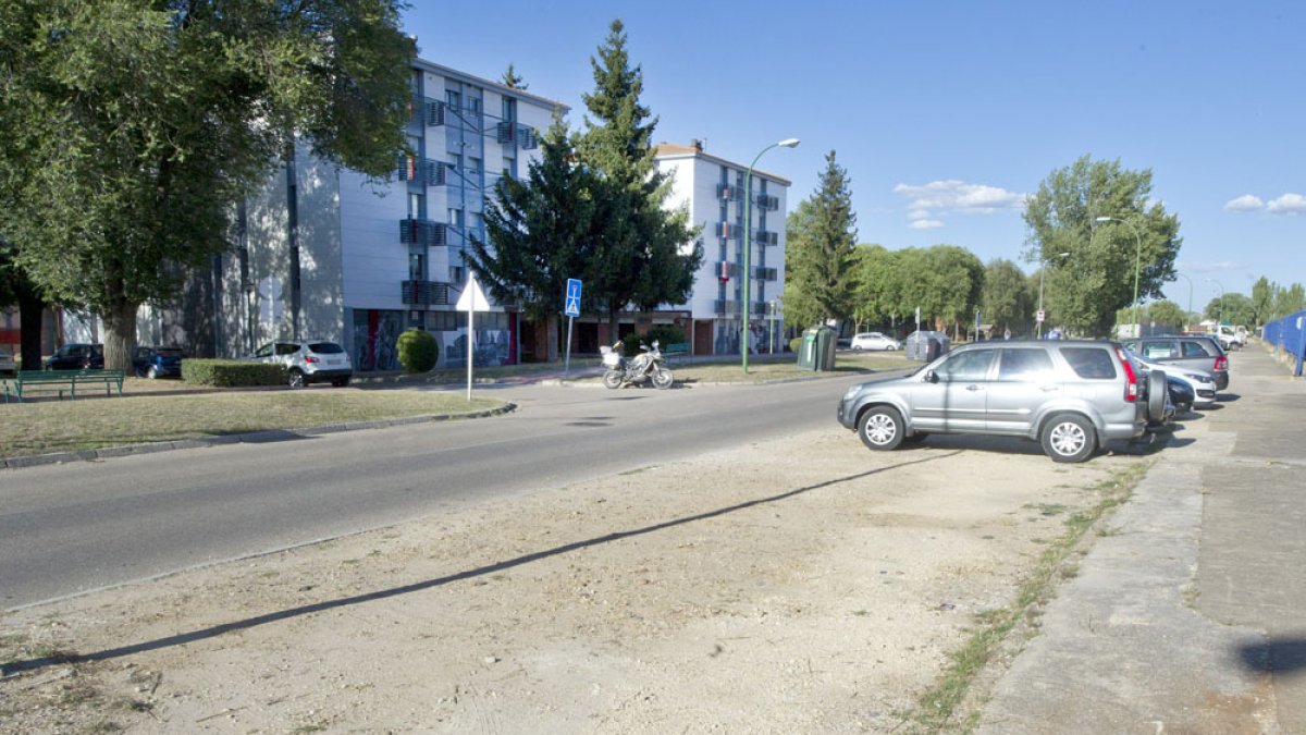 Los vehículos aparcan en esta zona de la calle Padre Arregui que debería ser verde. ISRAEL L. MURILLO