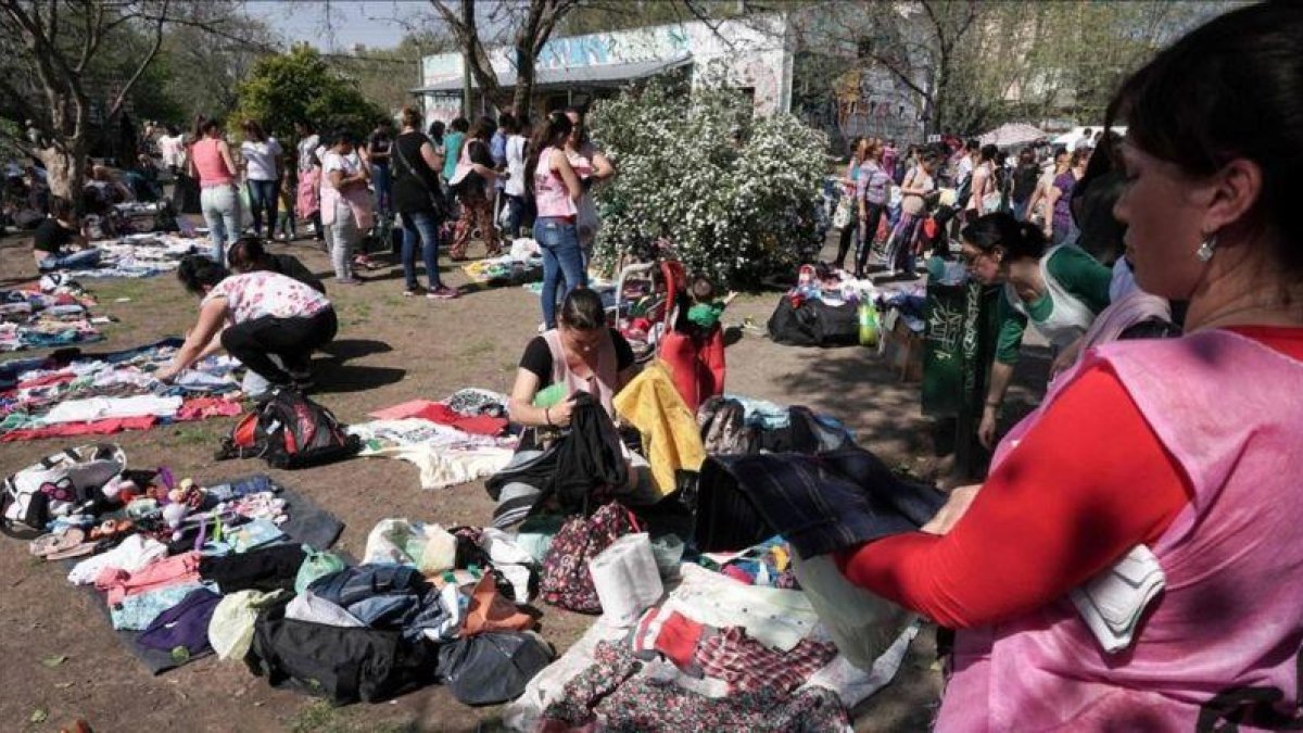 Uno de los mercadillos callejeros que ha proliferado en Argentina con la crisis.-AFP ( EITAN ABRAMOVICH