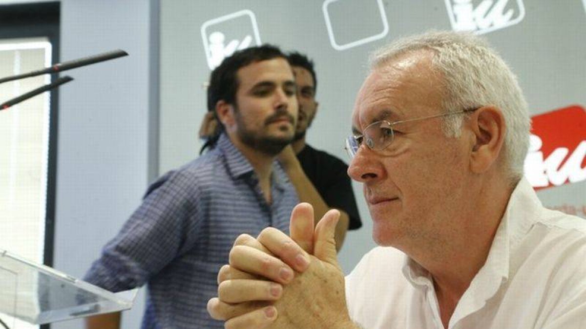 Cayo Lara y Alberto Garzón, detrás, en el Consejo Político Federal de IU.-Foto: AGUSTÍN CATALÁN