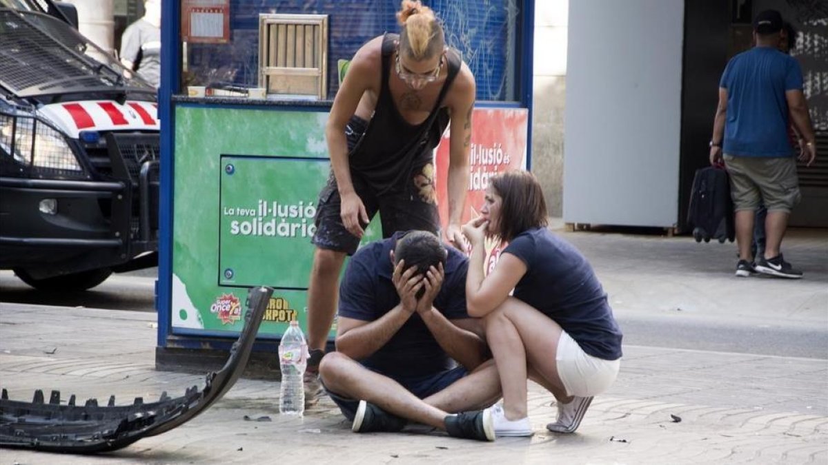 Jóvenes en la Rambla tras el atropello masivo.-DAVID ARMENGOL