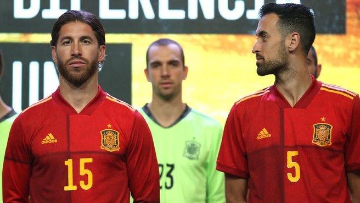 Sergio Ramos y Sergio Busquets, en primer plano, con las nuevas camisetas de la selección española.-JAVIER LIZÓN (EFE)