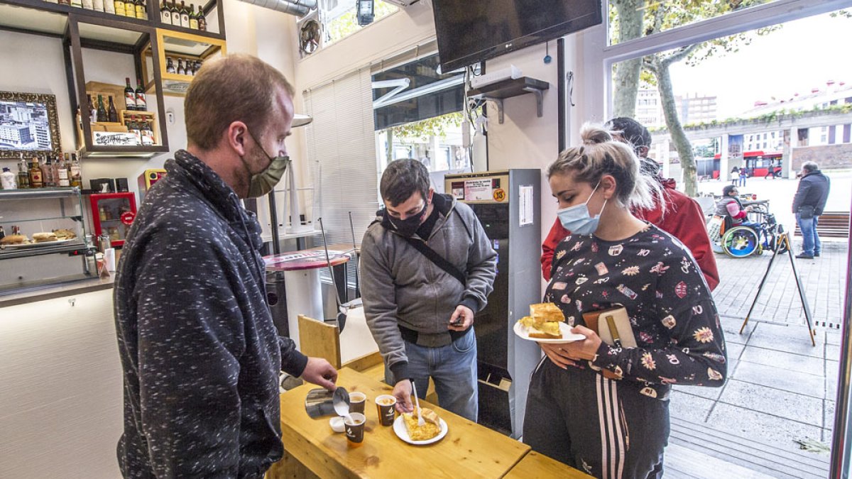 Establecimientos como el bar Montreal dan comida y cafés para llevar. ISRAEL L. MURILLO