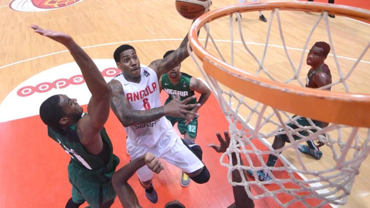 El jugador de Angola Carlos Morais fuerza la penetración en la final del último Afrobasket,-FIBA