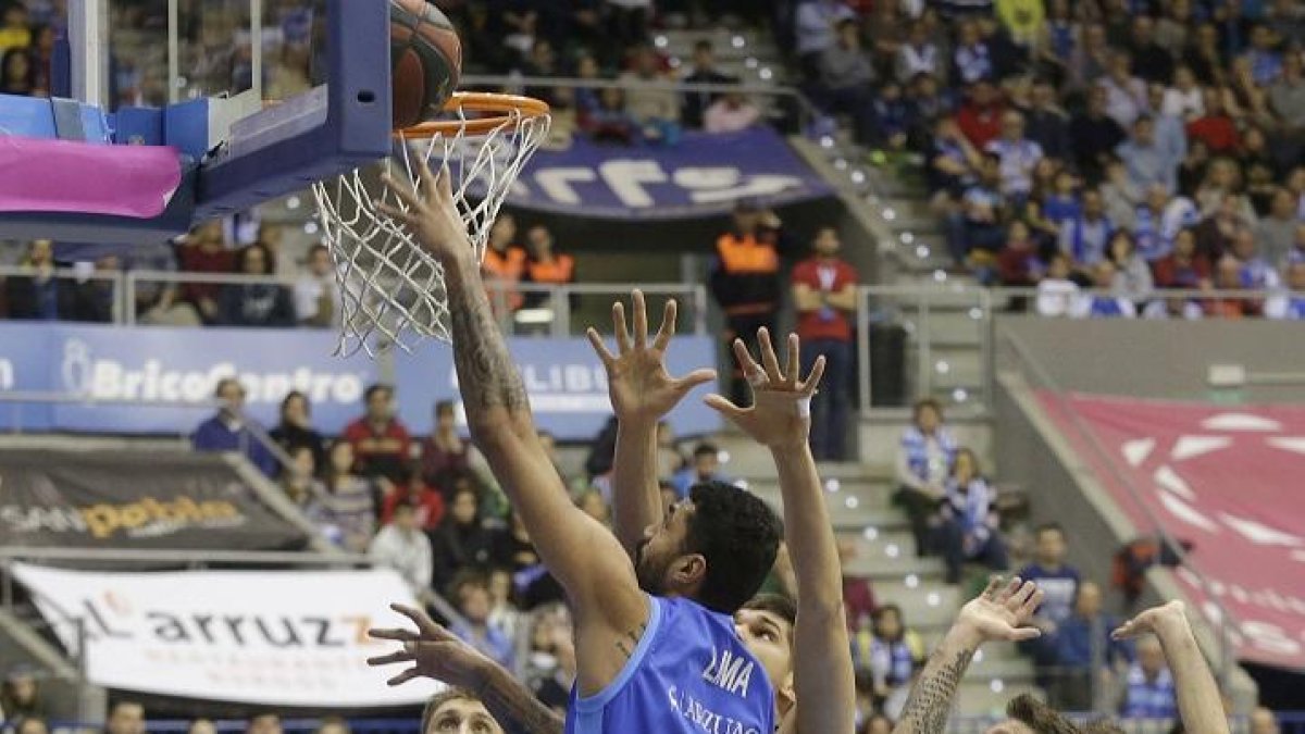 Lima gana la partida en la pintura en el partido contra elJoventut.-SANTI OTERO