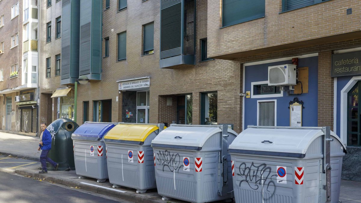 Los nuevos contenedores están llegando en estos meses a toda la ciudad y en algunos casos se han reagrupado en un solo espacio. SANTI OTERO
